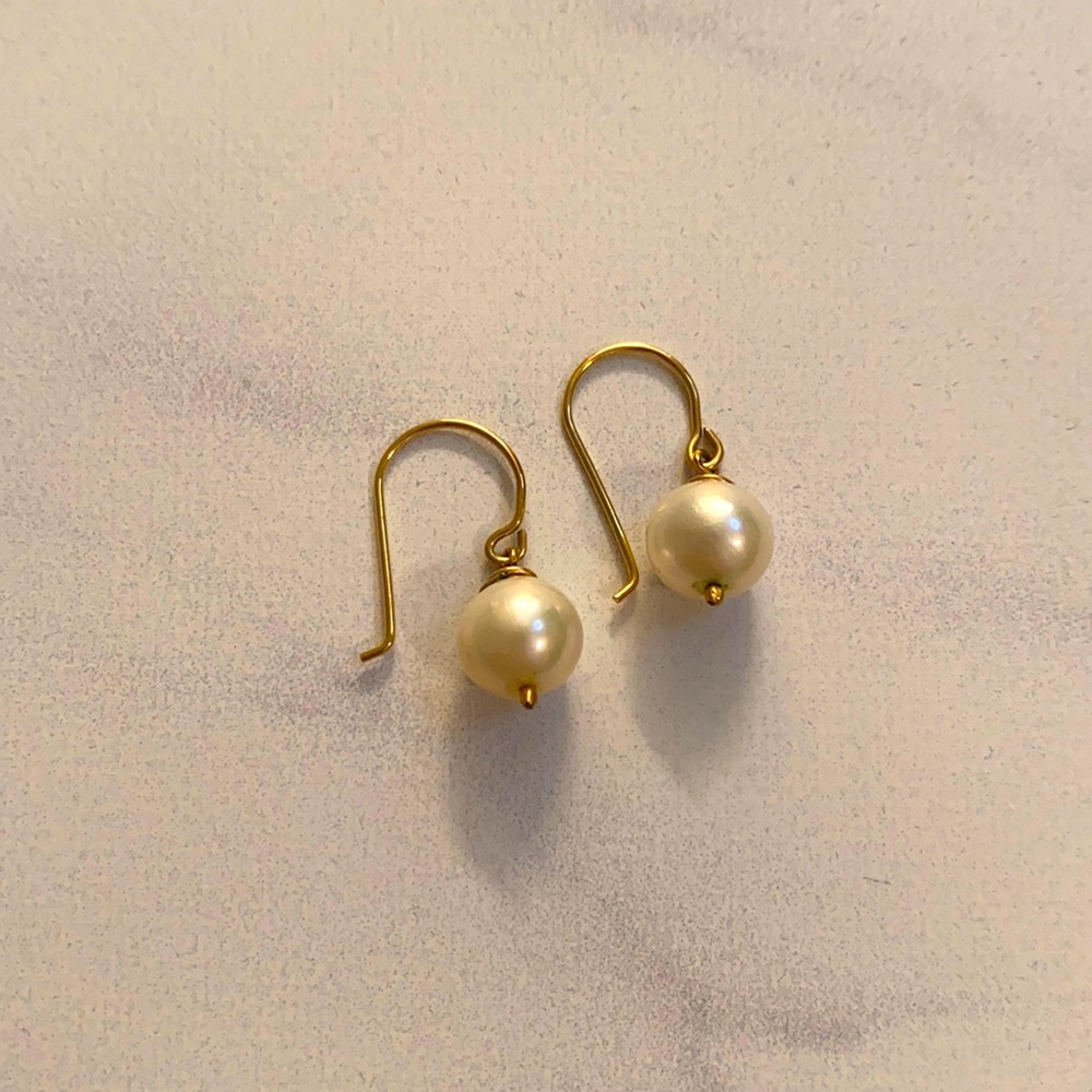 Simple, classic pearl drop earrings